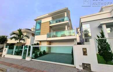 Imagem: A casa possui 4 Dormitórios, 5 Banheiros, 4 Vagas na garagem