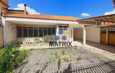 Imagem: A casa possui 3 Dormitórios, 4 Banheiros, 3 Vagas na garagem