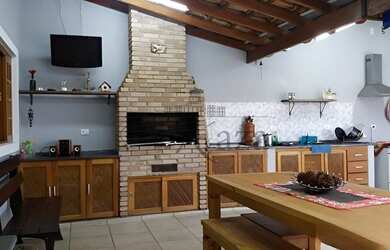 Imagem: A casa possui 3 Dormitórios, 3 Banheiros, 3 Vagas na garagem