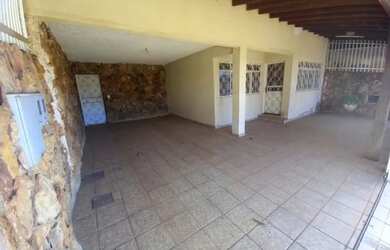 Imagem: A casa possui 4 Dormitórios, 2 Banheiros, 3 Vagas na garagem