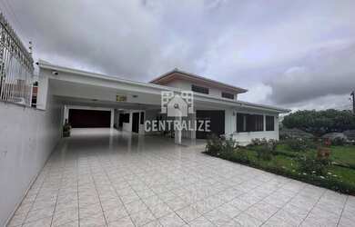 Imagem: A casa possui 3 Dormitórios, 2 Banheiros, 4 Vagas na garagem