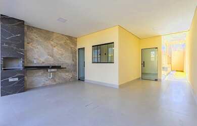 Imagem: A casa possui 2 Dormitórios, 2 Banheiros, 2 Vagas na garagem