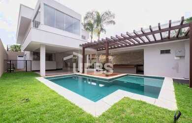 Imagem: A casa em condomínio possui 4 Dormitórios, 5 Banheiros, 4