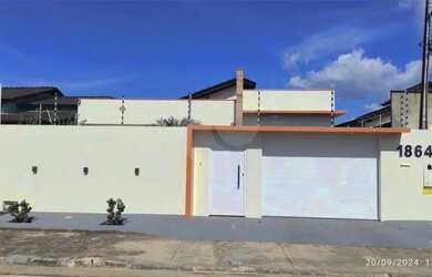 Imagem: A casa possui 3 Dormitórios, 2 Banheiros, 1 Vaga na garagem