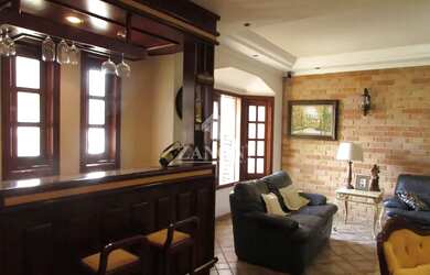 Imagem 5: Sobrado Espaçoso com Piscina em Terreno Privilegiado