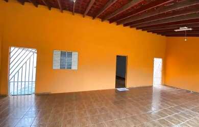 Imagem: A casa possui 3 Dormitórios, 2 Banheiros, 1 Vaga na garagem