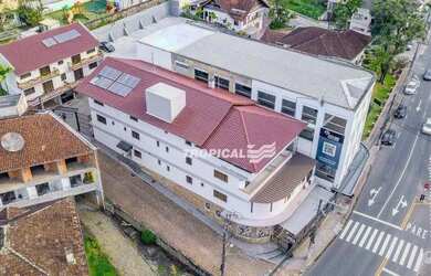 Imagem: O depósito possui 5 Vagas na garagem, 1.351m² de Área e