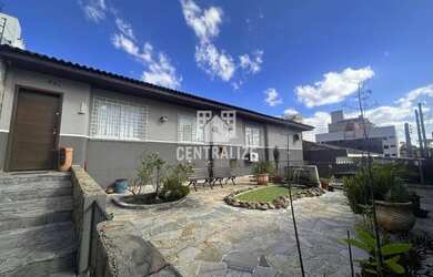 Imagem: A casa possui 2 Dormitórios, 3 Banheiros, 4 Vagas na garagem