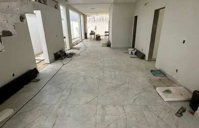 Imagem: A casa em condomínio possui 4 Dormitórios, 5 Banheiros, 4