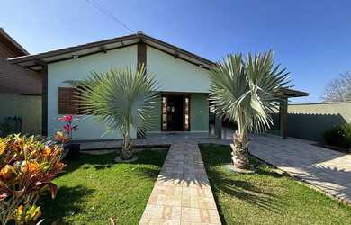 Imagem: A casa possui 4 Dormitórios, 3 Banheiros, 3 Vagas na garagem