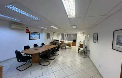 Imagem: O depósito possui 5 Vagas na garagem e 2600m² de Área e está