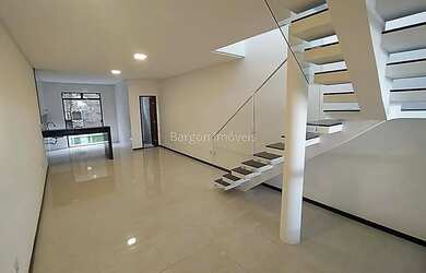 Imagem: A casa possui 3 Dormitórios, 3 Banheiros, 2 Vagas na garagem