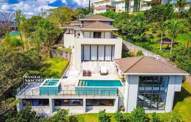 Imagem: A casa possui 4 Dormitórios, 5 Banheiros, 5 Vagas na garagem