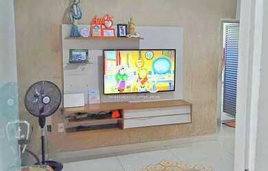 Imagem: A casa possui 2 Dormitórios, 1 Banheiro, 2 Vagas na garagem