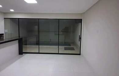 Imagem: A casa possui 3 Dormitórios, 3 Banheiros, 2 Vagas na garagem