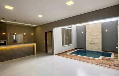 Imagem: A casa possui 3 Dormitórios, 3 Banheiros, 2 Vagas na garagem