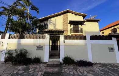 Imagem: A casa possui 3 Dormitórios, 2 Banheiros, 2 Vagas na garagem