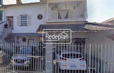 Imagem: A casa possui 4 Dormitórios, 1 Banheiro, 1 Vaga na garagem