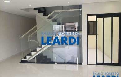 Imagem: A casa possui 3 Dormitórios, 4 Banheiros, 4 Vagas na garagem