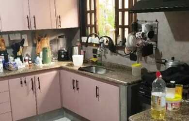 Imagem: A casa possui 3 Dormitórios, 3 Banheiros, 2 Vagas na garagem