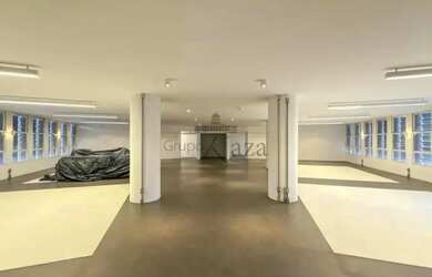 Imagem: O depósito para alugar possui 3 Vagas na garagem e 331m² de