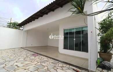 Imagem: A casa possui 5 Dormitórios, 5 Banheiros, 3 Vagas na garagem