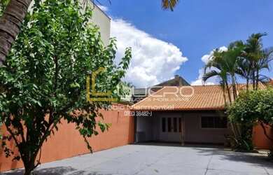 Imagem: A casa possui 3 Dormitórios, 2 Banheiros e 340m² de Área