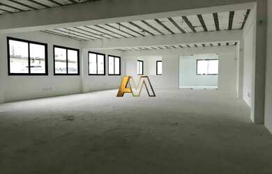 Imagem: O depósito possui 5 Vagas na garagem e 1080m² de Área e está