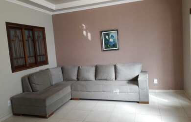 Imagem: A casa possui 3 Dormitórios, 4 Banheiros, 2 Vagas na garagem