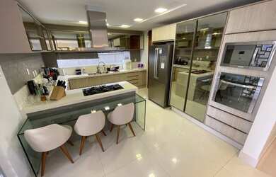 Imagem: A casa possui 3 Dormitórios, 4 Banheiros, 3 Vagas na garagem