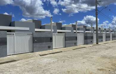 Imagem: A casa possui 2 Dormitórios, 1 Banheiro, 1 Vaga na garagem