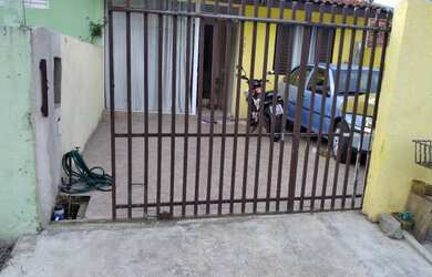 Imagem: A casa possui 2 Dormitórios, 1 Banheiro, 2 Vagas na garagem