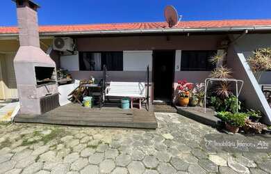 Imagem: A casa possui 2 Dormitórios, 1 Banheiro, 1 Vaga na garagem