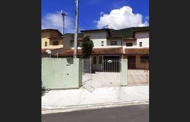 Imagem: A casa à venda possui 2 Dormitórios, 2 Banheiros, 1 Vaga na