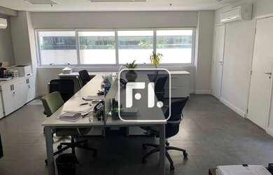 Imagem: O depósito possui 3 Vagas na garagem, 100m² de Área e está