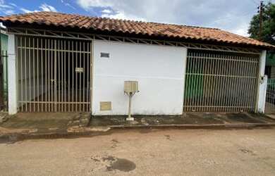 Imagem: A casa possui 3 Dormitórios, 1 Banheiro, 2 Vagas na garagem