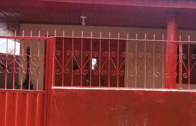 Imagem: A casa possui 3 Dormitórios, 2 Banheiros, 2 Vagas na garagem