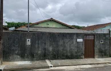 Imagem: A casa possui 2 Dormitórios, 1 Banheiro, 2 Vagas na garagem