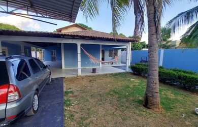 Imagem: A casa possui 3 Dormitórios, 2 Banheiros, 3 Vagas na garagem