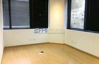 Imagem: O depósito possui 5 Vagas na garagem, 120m² de Área e está