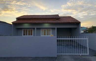 Imagem: A casa possui 3 Dormitórios, 1 Banheiro, 2 Vagas na garagem