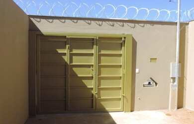 Imagem: A casa possui 2 Dormitórios, 1 Banheiro, 1 Vaga na garagem