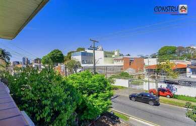 Imagem: A casa possui 3 Dormitórios, 3 Banheiros, 2 Vagas na garagem