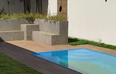 Imagem: A casa possui 3 Dormitórios, 1 Banheiro, 2 Vagas na garagem