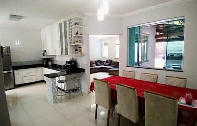 Imagem: A casa possui 3 Dormitórios, 2 Banheiros, 4 Vagas na garagem