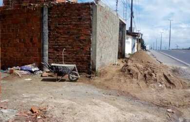Imagem: A casa possui 2 Dormitórios, 1 Banheiro, 2 Vagas na garagem