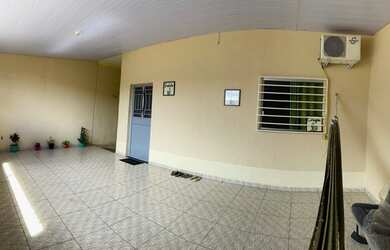 Imagem: A casa possui 3 Dormitórios, 1 Banheiro, 2 Vagas na garagem