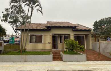 Imagem: A casa possui 3 Dormitórios, 2 Banheiros, 2 Vagas na garagem