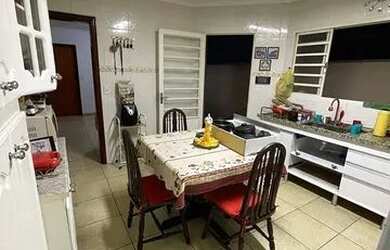 Imagem: A casa possui 3 Dormitórios, 3 Banheiros, 3 Vagas na garagem