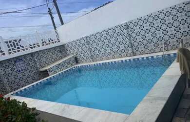 Imagem: A casa possui 4 Dormitórios, 2 Banheiros, 2 Vagas na garagem